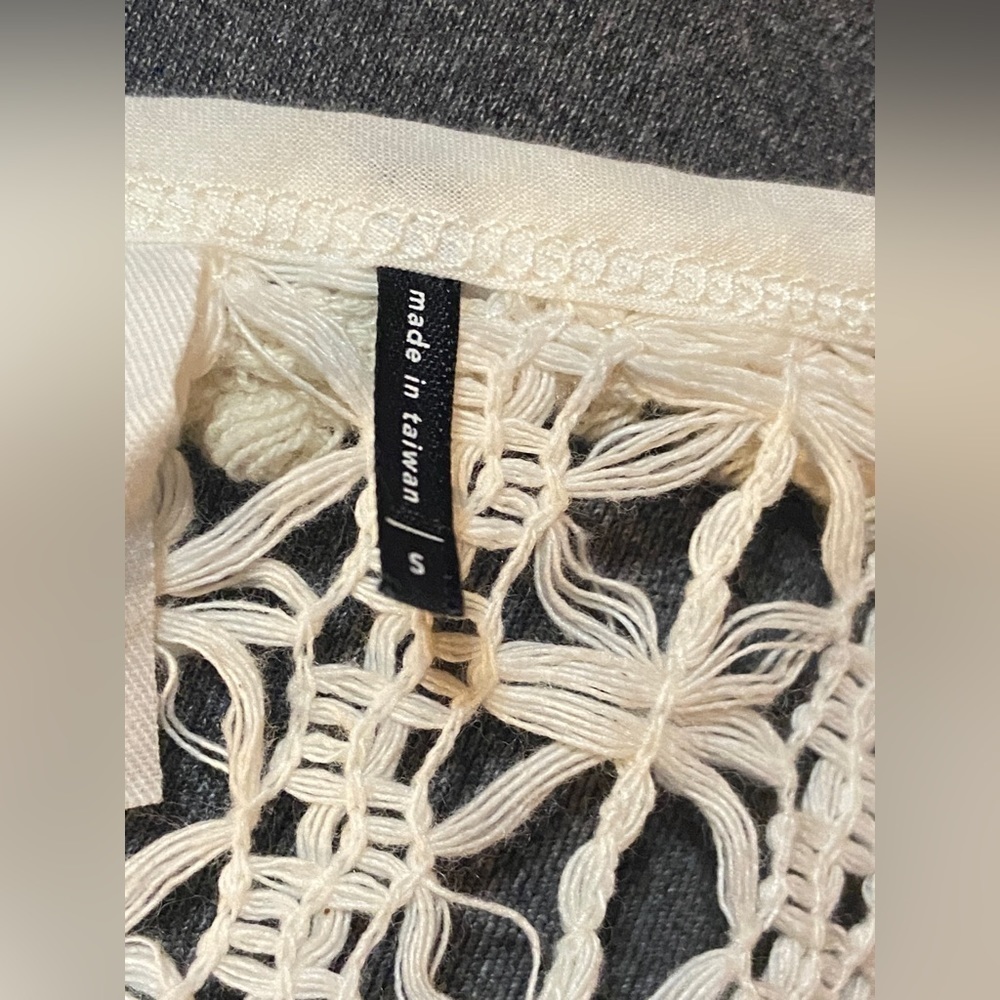 ANTHRO | Akemi + Kin Crop Sweater - Picture 4 of 6